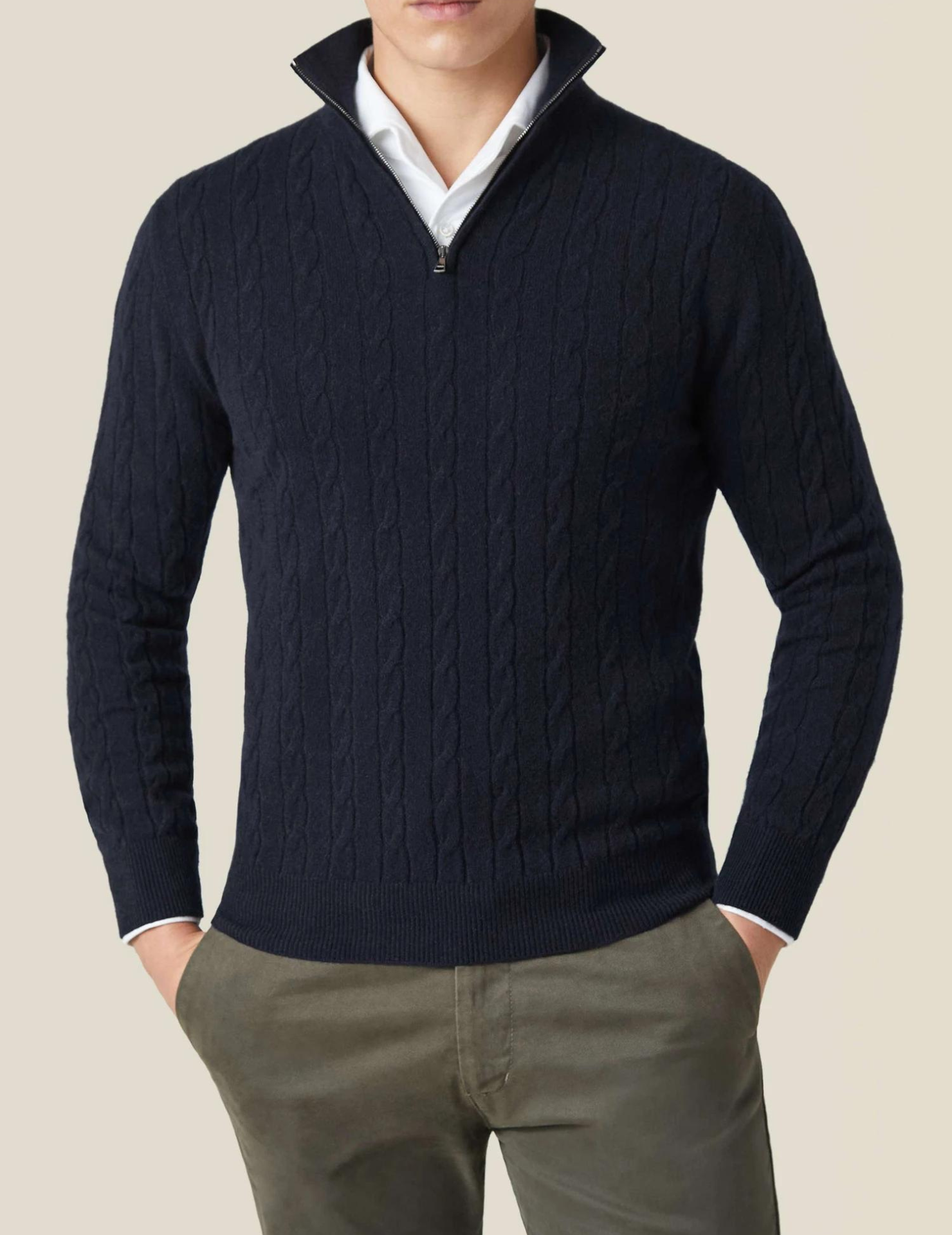 Sweater mit Reißverschluss - Zopfmuster und Stehkragen
