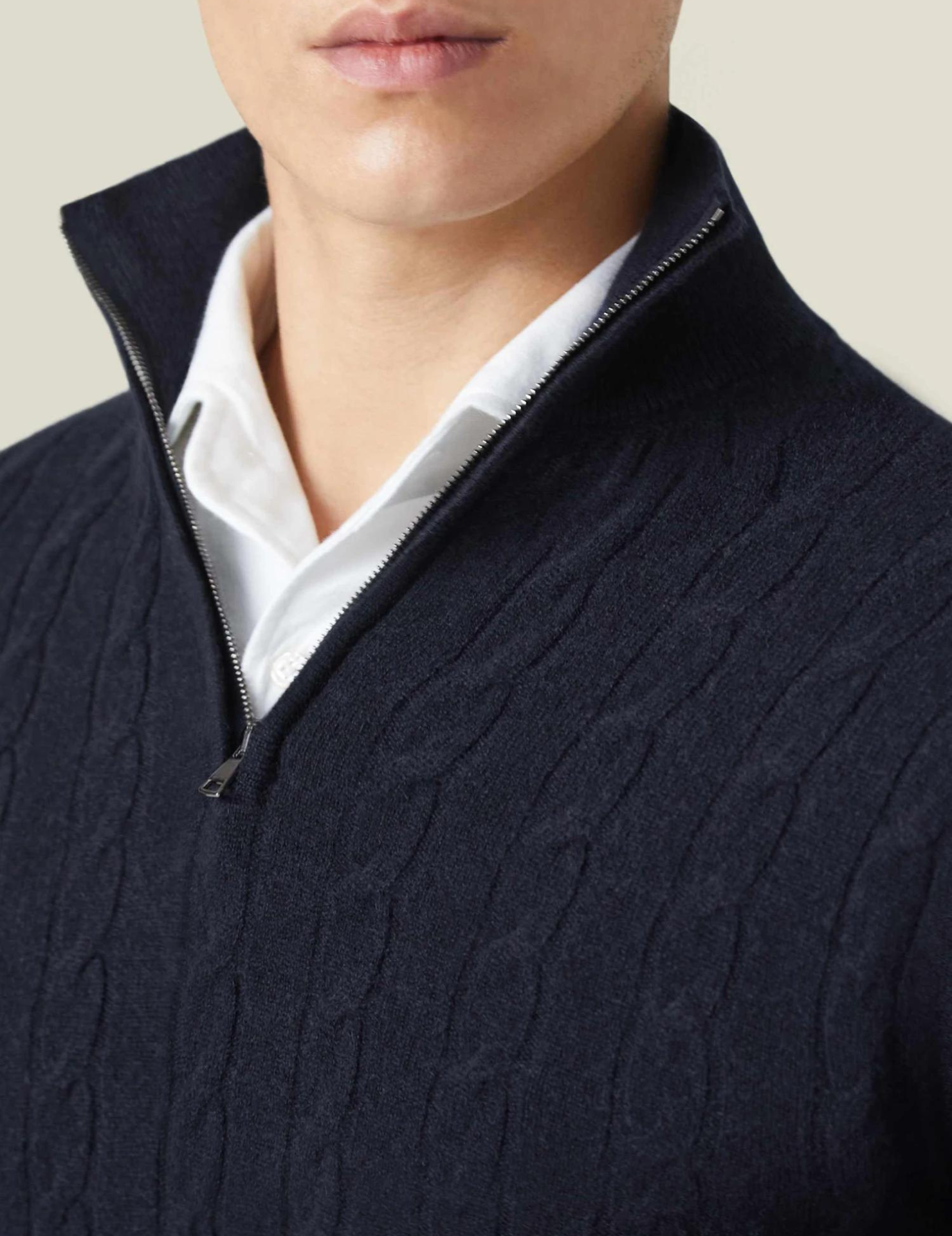 Sweater mit Reißverschluss - Zopfmuster und Stehkragen