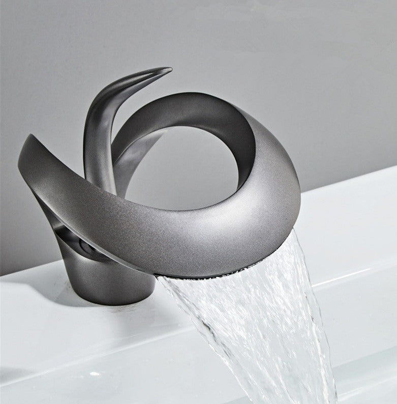 Design Armatur in Wellenform | Wasserfallhahn für Waschbecken