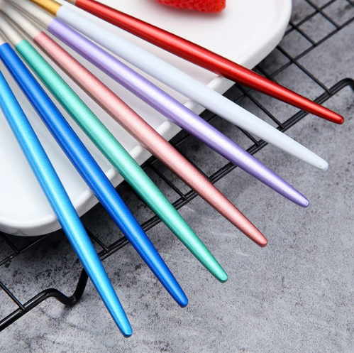 Elegantes Edelstahl Besteck Set mit farbigem Griff | Für den täglichen Gebrauch