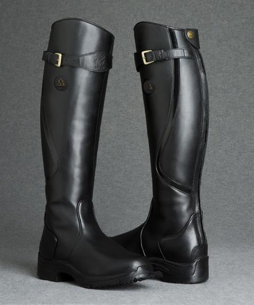 Kniehohe Stiefel - Riemendetail mit Profilsohle