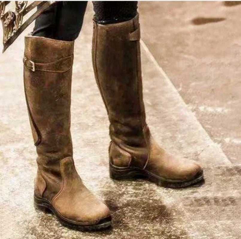 Kniehohe Stiefel - Riemendetail mit Profilsohle