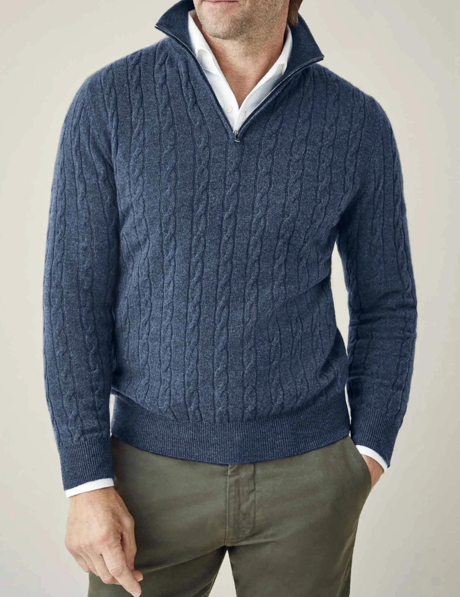 Sweater mit Reißverschluss - Zopfmuster und Stehkragen
