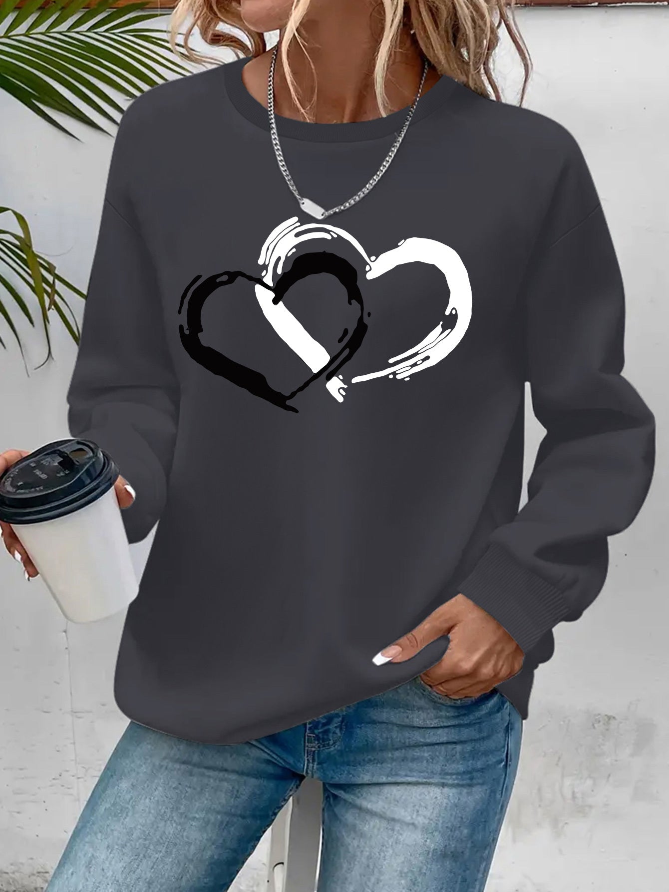 Pullover | Modernes Herzmotiv mit Rundhalsausschnitt