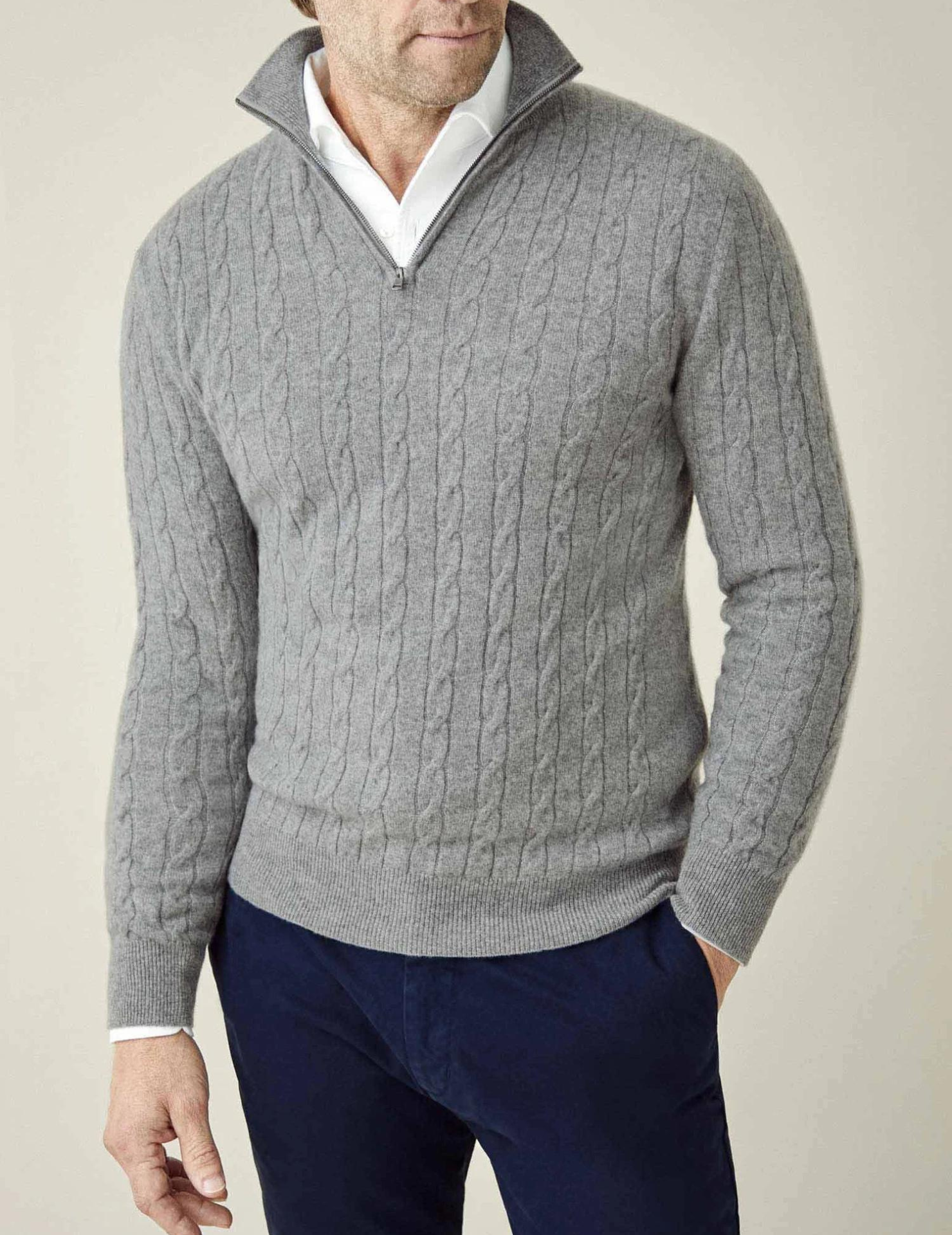 Sweater mit Reißverschluss - Zopfmuster und Stehkragen