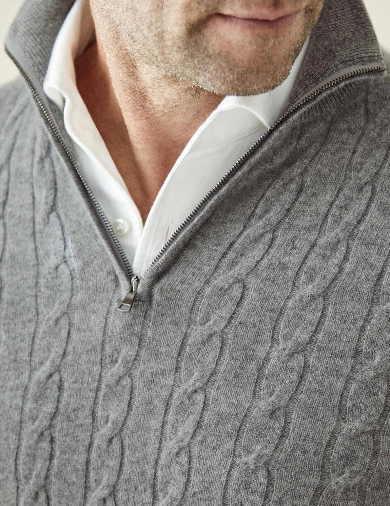 Sweater mit Reißverschluss - Zopfmuster und Stehkragen