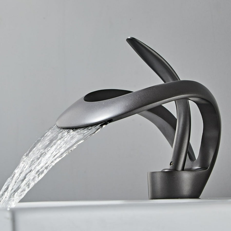 Design Armatur in Wellenform | Wasserfallhahn für Waschbecken